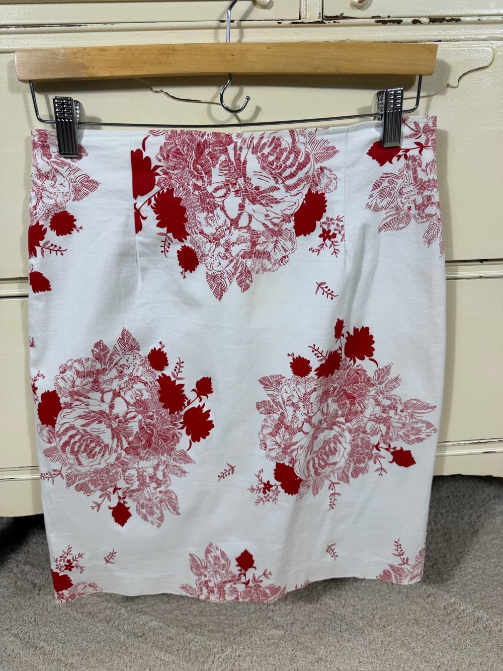 Vintage White Midi Skirt with Red Roses
Zipper Back Cotton and Spandex Size 10